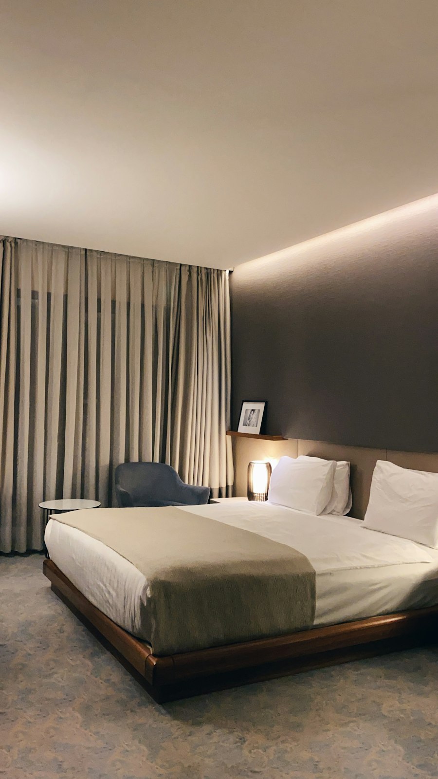 Chambre avec lit fait et linge propre